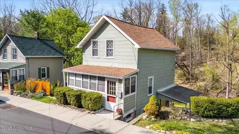 39 Green Ave, Castleton On Hudson, NY 12033