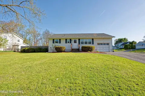 7 Red Coach Dr, Glenville, NY 12302