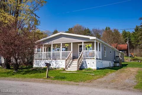 702 E Lake Rd, Argyle, NY 12809