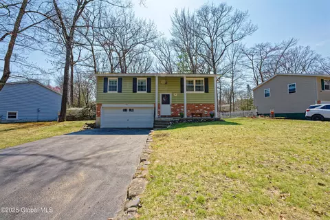 59 Wagon Wheel Trl, Saratoga Springs, NY 12866