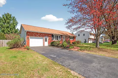6 Concord Dr, Niskayuna, NY 12309