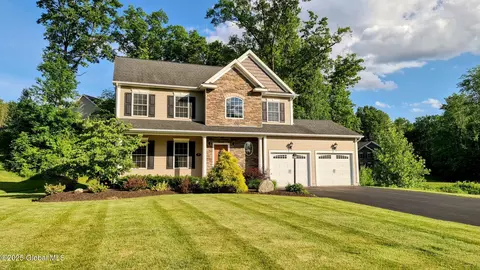 17 Stone Crest Dr, Mechanicville, NY 12118