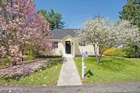 33 Grapevine Pl, Latham, NY 12110
