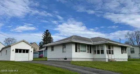 11 Oakwood Ave, Johnstown, NY 12095