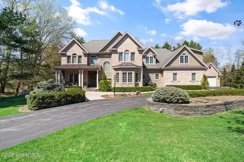 92 Robinwood Dr, Clifton Park, NY 12065
