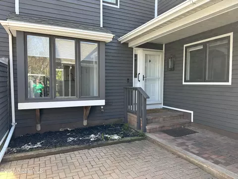 8 Saratoga Cir, Saratoga Springs, NY 12866