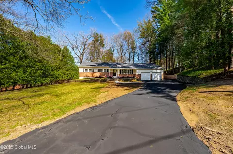 8 N Hill Dr, Ballston Lake, NY 12019