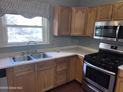 4 Wesley Ave, Schenectady, NY 12304 photo 4