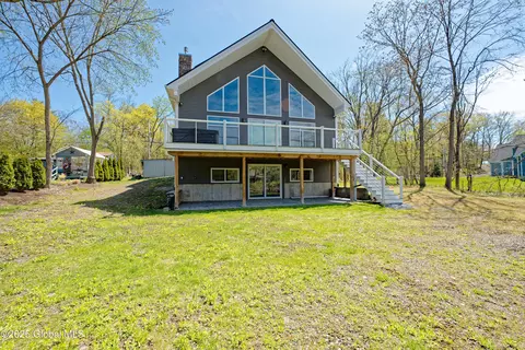 119 E Side Dr, Ballston Lake, NY 12019
