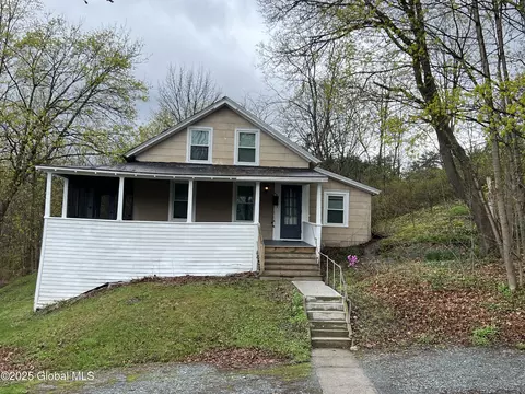 48 Saunders St, Whitehall, NY 12887