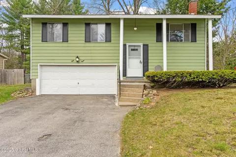 58 Curt Blvd, Saratoga Springs, NY 12866