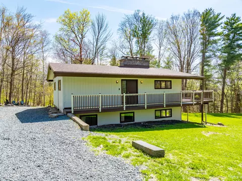 33 Anna Ln, Sand Lake, NY 12153