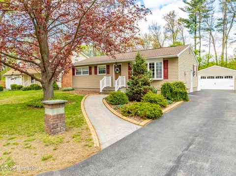 5 Kenyon Dr, Albany, NY 12205