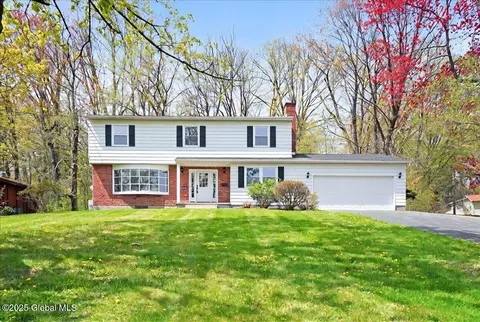 124 Maplewood Dr, Glenville, NY 12302