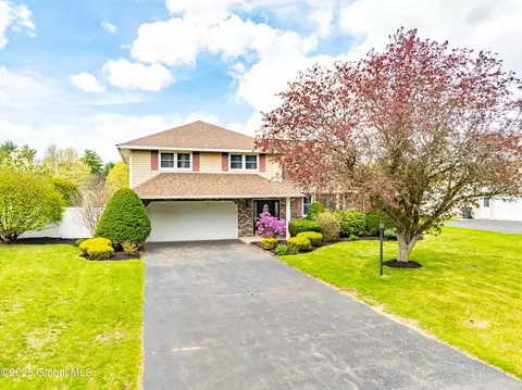 320 Dolan Dr, Schenectady, NY 12306 photo 2