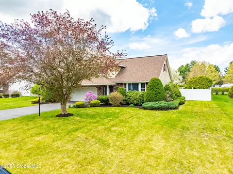 320 Dolan Dr, Schenectady, NY 12306 photo 3