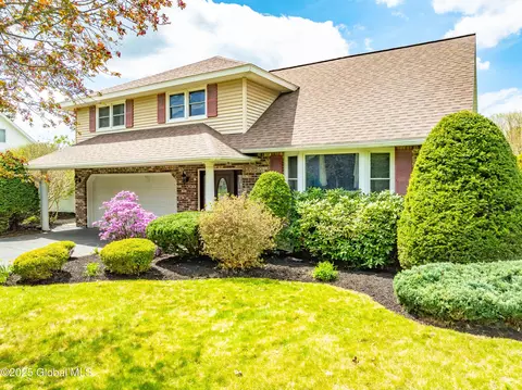 320 Dolan Dr, Schenectady, NY 12306 photo 4