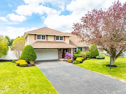 320 Dolan Dr, Schenectady, NY 12306