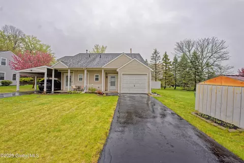 17 Diane Ct, Cohoes, NY 12047
