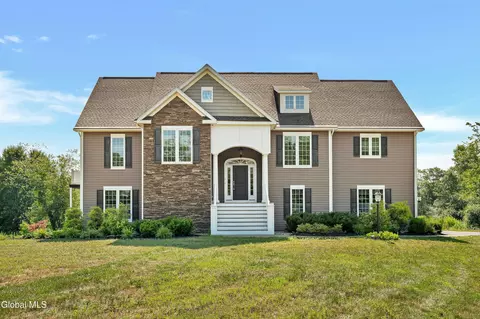 3 Riverside Ct, Stillwater, NY 12170