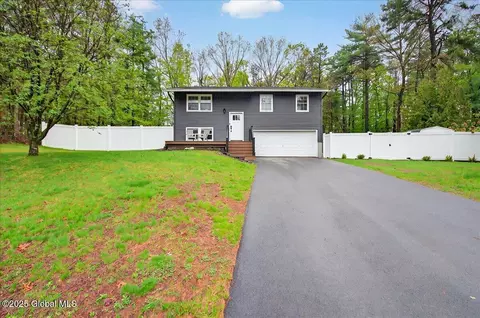 42 Red Coach Trl, Ballston Spa, NY 12020