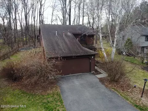 220 Woodscape Dr, Albany, NY 12203