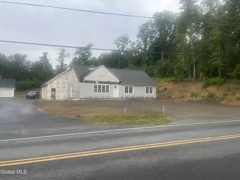 68 Cemetery Rd, Halfmoon, NY 12065
