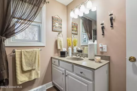 Bath - 121 Day Spring Ct, Schenectady, NY 12306 photo 1 of 7