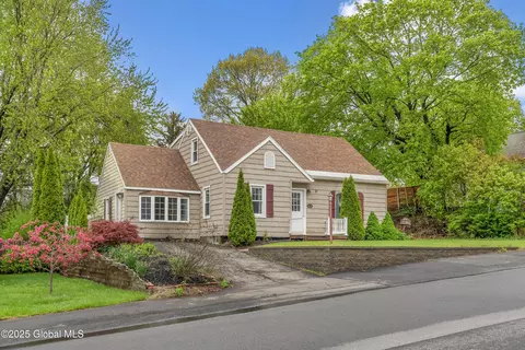 7 Glennon Rd, Latham, NY 12110
