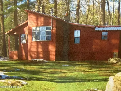 21 Bullis Dr, Averill Park, NY 12018