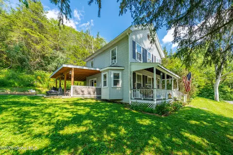 418 W Ghent Rd, Hudson, NY 12534