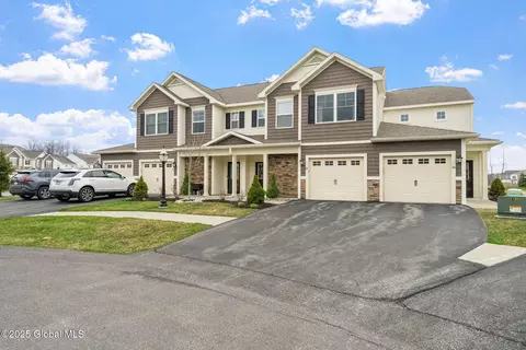 26 Jared Ct, Cohoes, NY 12047