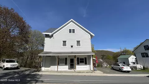 10 N Main St, Berlin, NY 12022