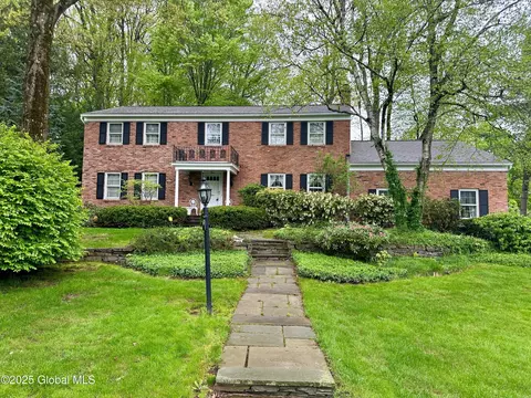 3 Momrow Ct, Menands, NY 12204