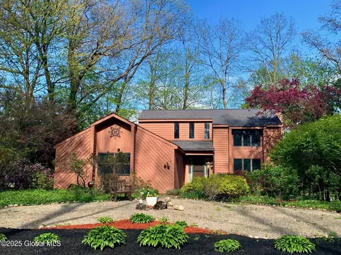 14 Longwood Dr, Saratoga Springs, NY 12866