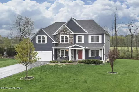 31 Stablegate Dr, Ballston Lake, NY 12019