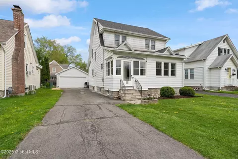 98 Crescent Dr, Albany, NY 12208