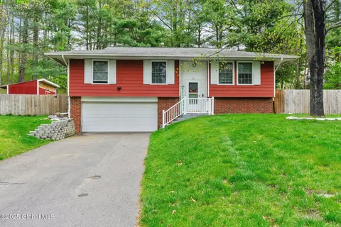 11 Apricot Ct, Clifton Park, NY 12065