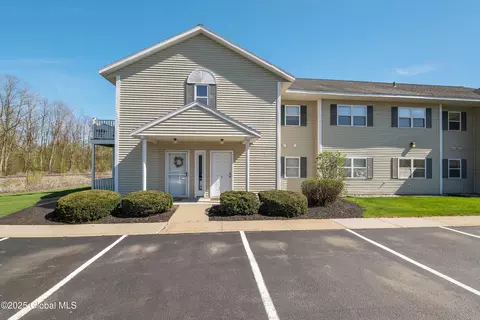 1501 Cambridge Manor Dr, Scotia, NY 12302