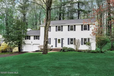 11 Pinewood Dr, Schenectady, NY 12302