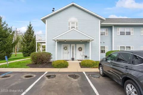 1005 Cambridge Manor Dr, Scotia, NY 12302