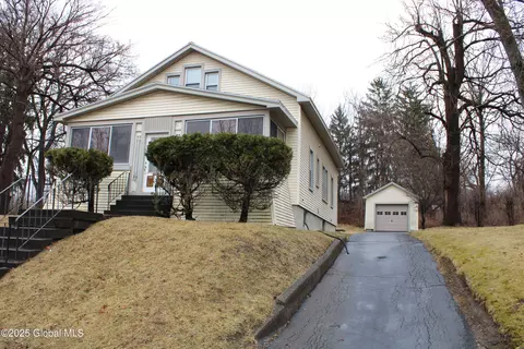 45 Spruce St, Rensselaer, NY 12144