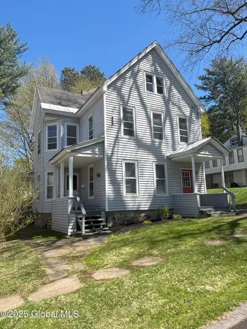 10 Hamilton St, Johnstown, NY 12095