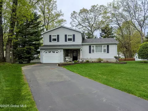 4 Canterbury Ct, Albany, NY 12205