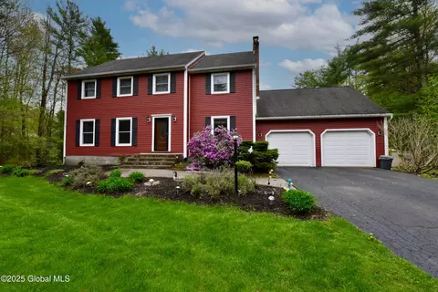 21 Cedarcrest Dr, Saratoga Springs, NY 12866