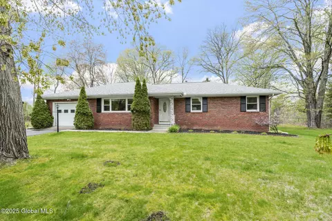 27 Chapel Ln, Glenmont, NY 12077