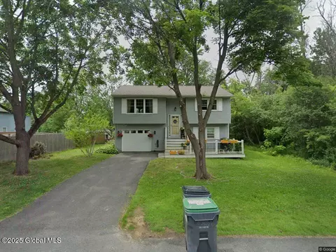 6 York Pl, Latham, NY 12110