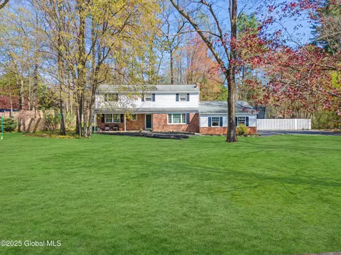 14 Tanglewood Dr, Ballston Lake, NY 12019