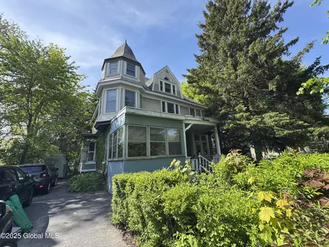 105 Seward Pl, Schenectady, NY 12305