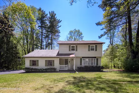 61 Esopus Dr, Clifton Park, NY 12065